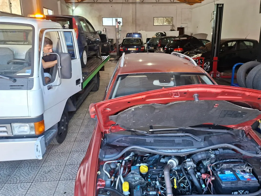 Interior da oficina mecânica RM Autos em Viseu