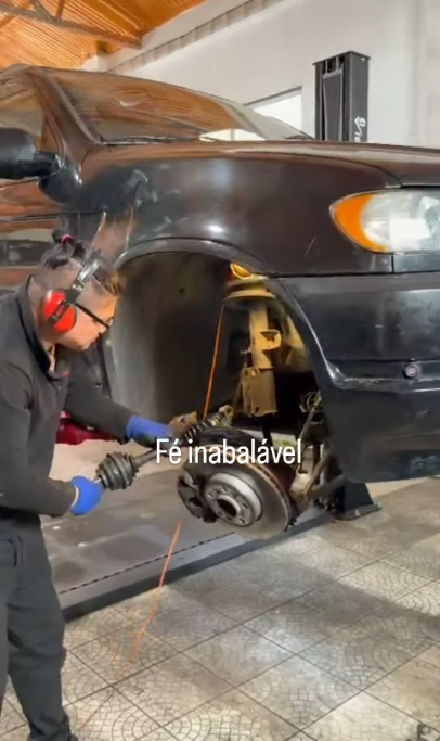 Mecânico da RM Autos a reparar travões em Viseu
